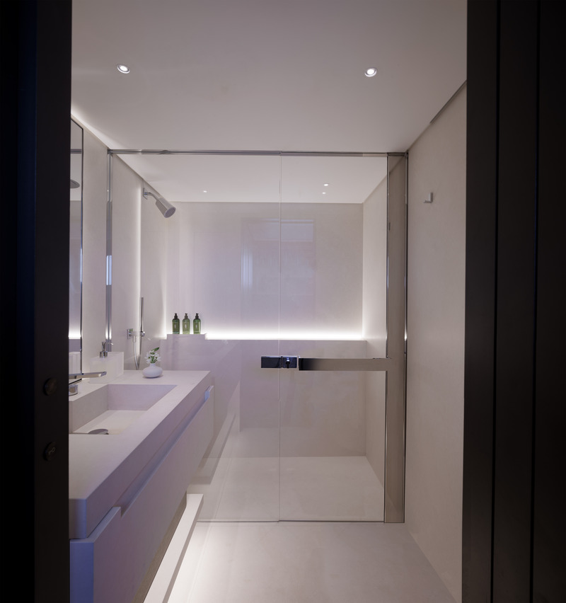 Press kit | 889-06 - Press release | BURDIFILEK Sets Sail Into the World of Luxury Yachting With Entourage - BURDIFILEK - Residential Interior Design - Lower deck ensuite bathroom. - Photo credit: Guillaume Plisson