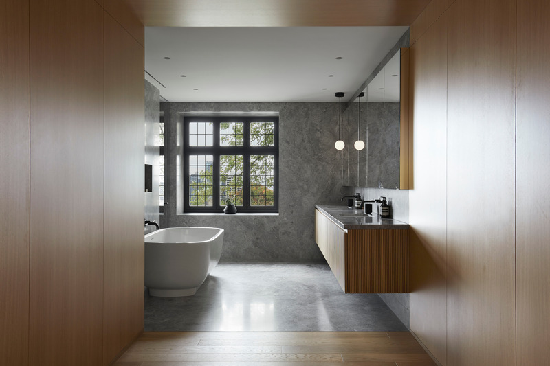 Dossier de presse | 2260-04 - Communiqué de presse | La Maison MBM - MXMA Architecture & Design + Chamberland Design - Architecture résidentielle - Salle de bain des parents au deuxième étage - Crédit photo :  Maxime Brouillet 