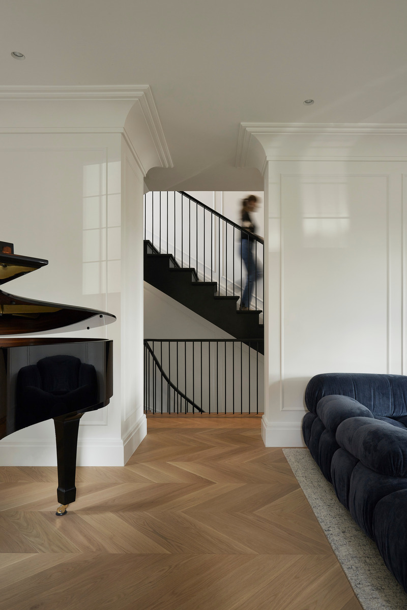 Dossier de presse | 2260-04 - Communiqué de presse | La Maison MBM - MXMA Architecture & Design + Chamberland Design - Architecture résidentielle - Salon et escalier au rez-de-chaussée  - Crédit photo : Maxime Brouillet