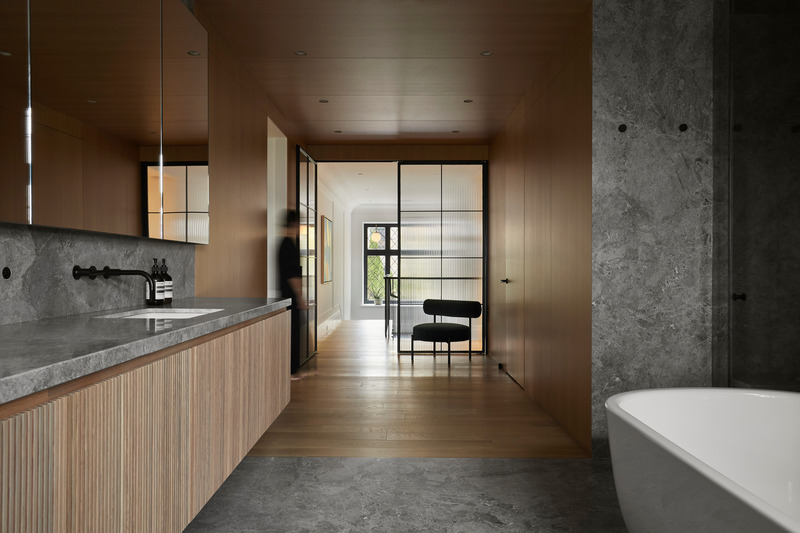 Dossier de presse | 2260-04 - Communiqué de presse | La Maison MBM - MXMA Architecture & Design + Chamberland Design - Architecture résidentielle - Salle de bain des parents et penderie au deuxième étage - Crédit photo : Maxime Brouillet