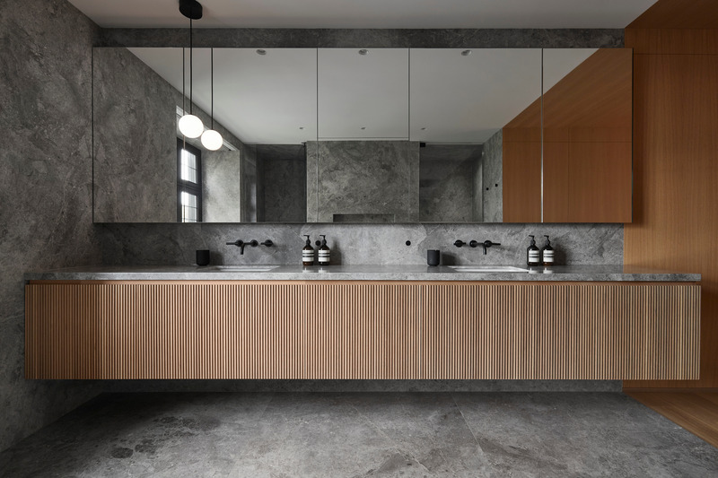 Dossier de presse | 2260-04 - Communiqué de presse | La Maison MBM - MXMA Architecture & Design + Chamberland Design - Architecture résidentielle - Salle de bain des parents au deuxième étage - Crédit photo :  Maxime Brouillet 