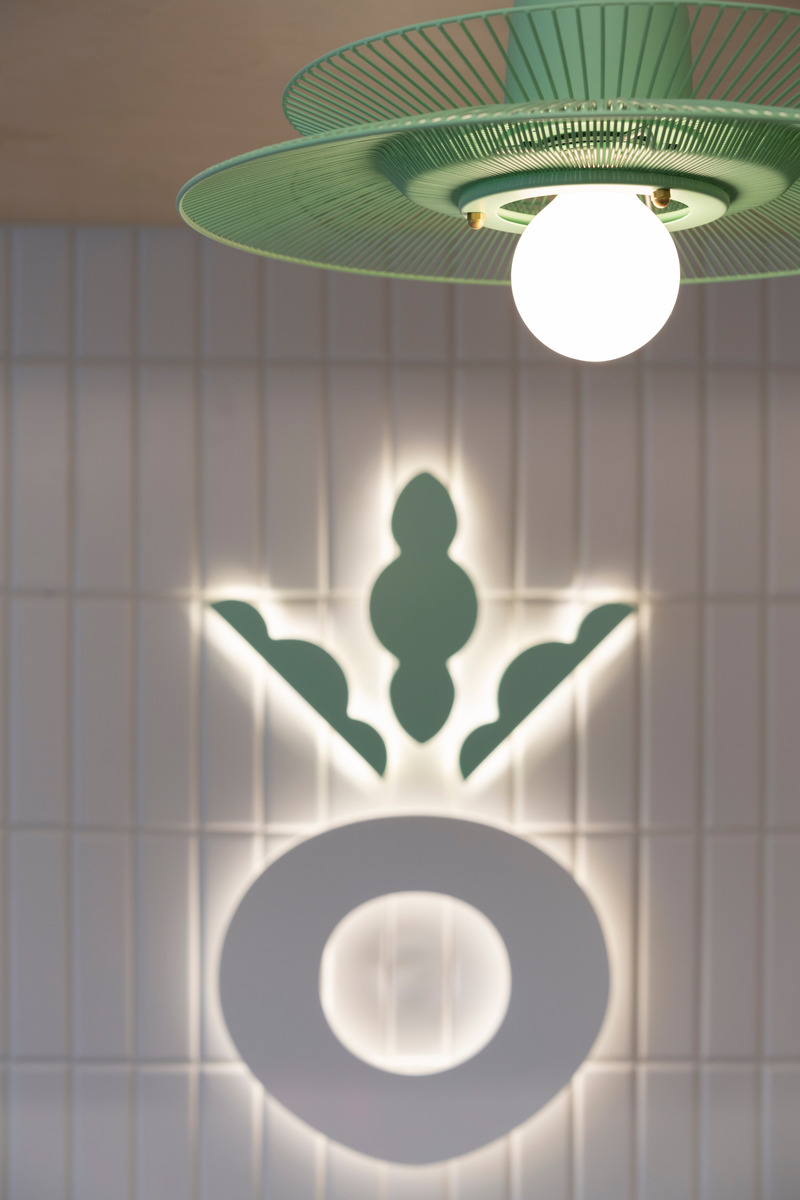 Dossier de presse | 5554-06 - Communiqué de presse | Fraîchement Bon Jarry - Dupont Blouin - Design d’intérieur commercial - Logo de l'entreprise et la lampe surcyclées de Studio botte - Crédit photo : Olivier Blouin