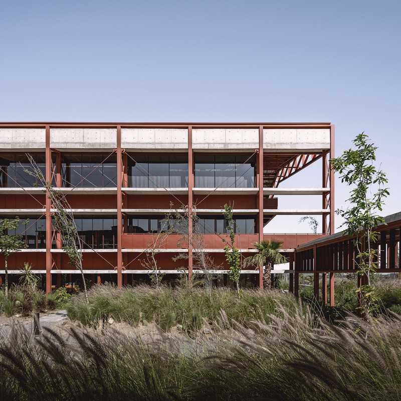 Dossier de presse | 4709-06 - Communiqué de presse | Dezeen Awards 2023 Architecture Longlist Revealed - Dezeen - Architecture résidentielle - Campus Betterware Guadalajara by Estudio MMX - Crédit photo : César Béjar
