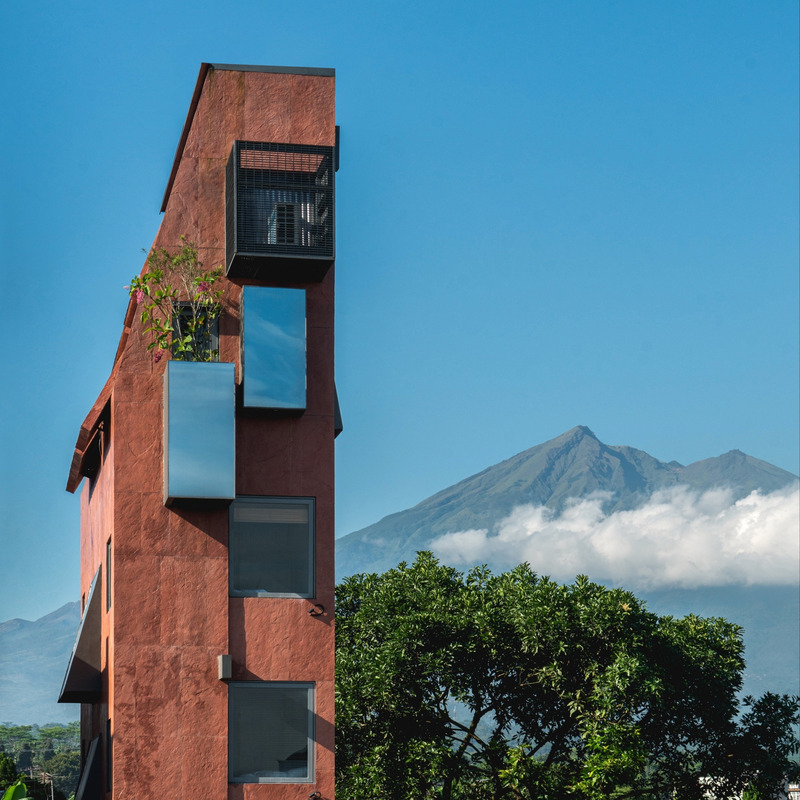 Dossier de presse | 4709-06 - Communiqué de presse | Dezeen Awards 2023 Architecture Longlist Revealed - Dezeen - Architecture résidentielle - PituRooms by Sahabat Selojene - Crédit photo : Ernest Theofilus