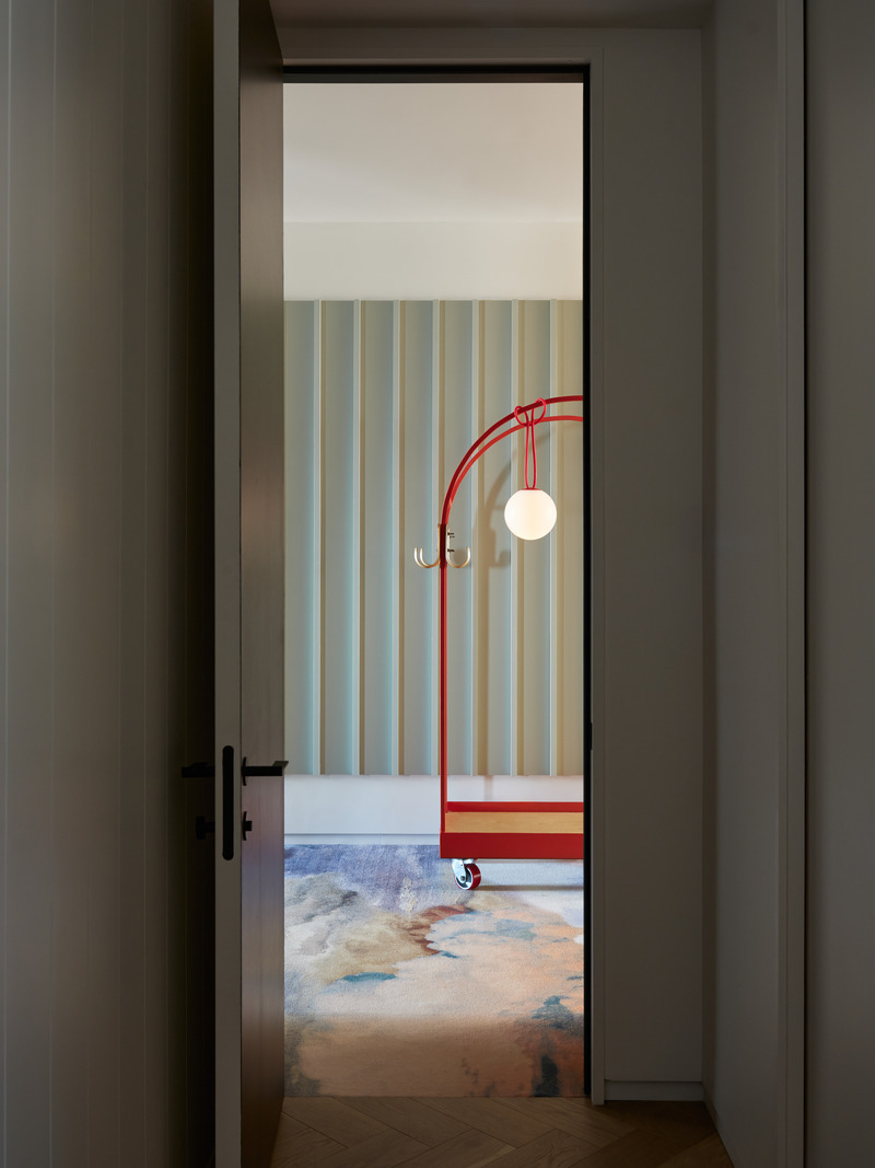 Dossier de presse | 1698-04 - Communiqué de presse | Chalet Bertha : un hôtel particulier perché au sommet du massif de Charlevoix - Perron - Design d’intérieur résidentiel -  Chariot à Bagages fait sur mesure pour l'hôtel particulier Bertha  - Crédit photo : Ulysse Lemerise