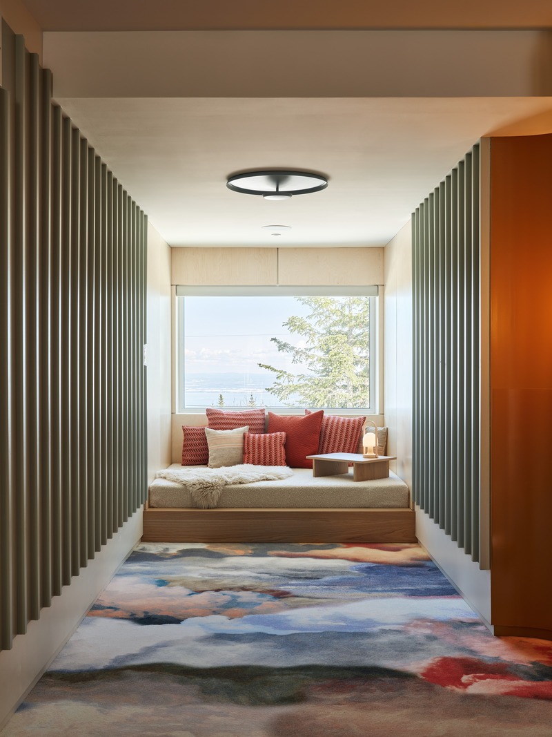 Dossier de presse | 1698-04 - Communiqué de presse | Chalet Bertha : un hôtel particulier perché au sommet du massif de Charlevoix - Perron - Design d’intérieur résidentiel - Lit de séjour panoramique - Crédit photo : Ulysse Lemerise