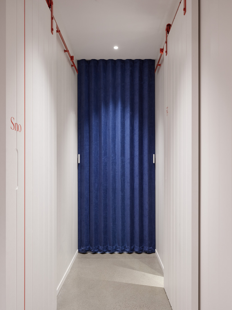 Dossier de presse | 1698-04 - Communiqué de presse | Chalet Bertha : un hôtel particulier perché au sommet du massif de Charlevoix - Perron - Design d’intérieur résidentiel -  Cloison textile Dooor (Italie)  - Crédit photo :  Ulysse Lemerise 