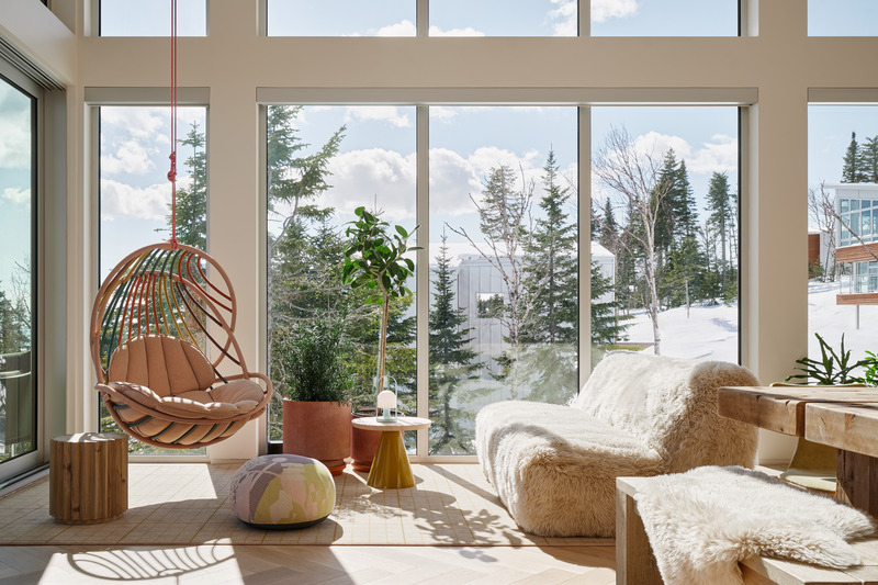 Dossier de presse | 1698-04 - Communiqué de presse | Chalet Bertha : un hôtel particulier perché au sommet du massif de Charlevoix - Perron - Design d’intérieur résidentiel - Salon de contemplation - Crédit photo : Ulysse Lemerise