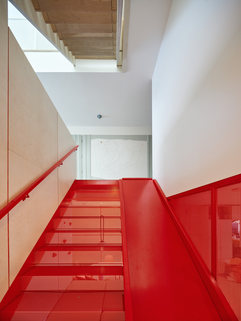 Dossier de presse | 1698-04 - Communiqué de presse | Chalet Bertha : un hôtel particulier perché au sommet du massif de Charlevoix - Perron - Design d’intérieur résidentiel - Escalier - Glissade - Crédit photo : Ulysse Lemerise