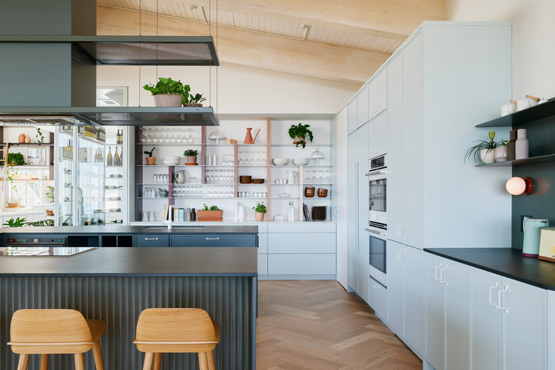 Dossier de presse | 1698-04 - Communiqué de presse | Chalet Bertha : un hôtel particulier perché au sommet du massif de Charlevoix - Perron - Design d’intérieur résidentiel - Cuisine - Crédit photo : Ulysse Lemerise