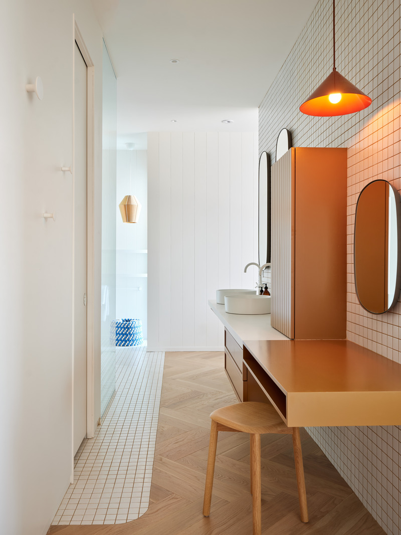 Dossier de presse | 1698-04 - Communiqué de presse | Chalet Bertha : un hôtel particulier perché au sommet du massif de Charlevoix - Perron - Design d’intérieur résidentiel - Salle de bain des maîtres - Crédit photo : Ulysse Lemerise