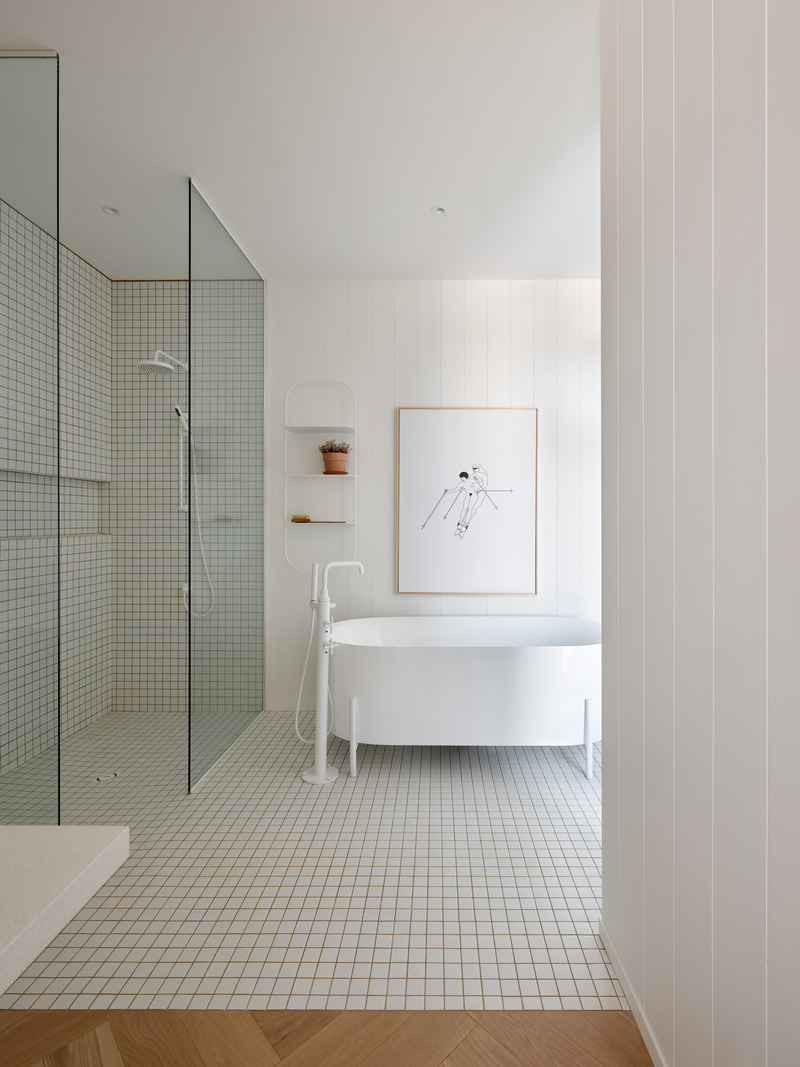 Dossier de presse | 1698-04 - Communiqué de presse | Chalet Bertha : un hôtel particulier perché au sommet du massif de Charlevoix - Perron - Design d’intérieur résidentiel -  Salle de bain des maîtres  - Crédit photo : Ulysse Lemerise