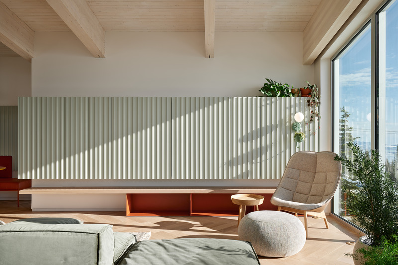 Dossier de presse | 1698-04 - Communiqué de presse | Chalet Bertha : un hôtel particulier perché au sommet du massif de Charlevoix - Perron - Design d’intérieur résidentiel - Mobilier dissimulant le téléviseur - Crédit photo : Ulysse Lemerise