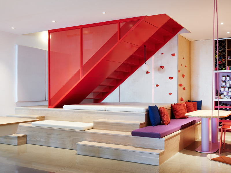 Dossier de presse | 1698-04 - Communiqué de presse | Chalet Bertha : un hôtel particulier perché au sommet du massif de Charlevoix - Perron - Design d’intérieur résidentiel - Estrade de jeux - Crédit photo : Ulysse Lemerise