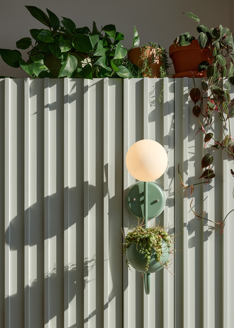Dossier de presse | 1698-04 - Communiqué de presse | Chalet Bertha : un hôtel particulier perché au sommet du massif de Charlevoix - Perron - Design d’intérieur résidentiel -  Détail - Luminaire et plantes - Crédit photo : Ulysse Lemerise