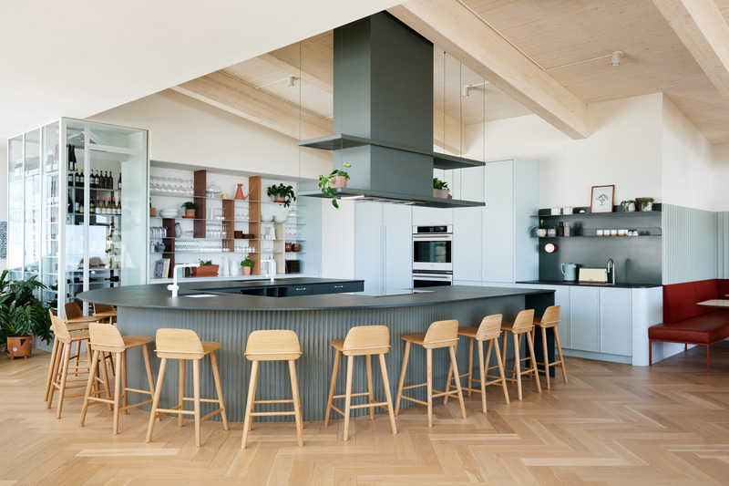 Dossier de presse | 1698-04 - Communiqué de presse | Chalet Bertha : un hôtel particulier perché au sommet du massif de Charlevoix - Perron - Design d’intérieur résidentiel - Cuisine - Crédit photo : Ulysse Lemerise