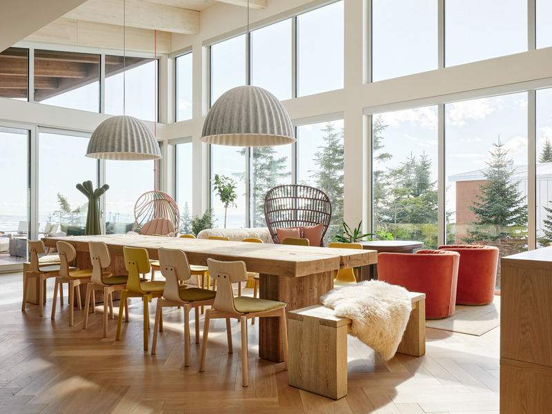 Dossier de presse | 1698-04 - Communiqué de presse | Chalet Bertha : un hôtel particulier perché au sommet du massif de Charlevoix - Perron - Design d’intérieur résidentiel - Salle à manger principale - Crédit photo : Ulysse Lemerise