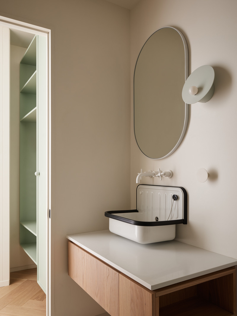 Dossier de presse | 1698-04 - Communiqué de presse | Chalet Bertha : un hôtel particulier perché au sommet du massif de Charlevoix - Perron - Design d’intérieur résidentiel - Salle de bain - Crédit photo : Ulysse Lemerise