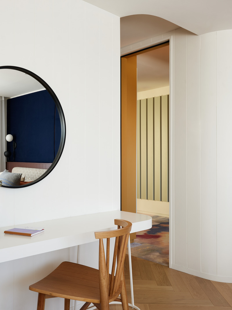 Dossier de presse | 1698-04 - Communiqué de presse | Chalet Bertha : un hôtel particulier perché au sommet du massif de Charlevoix - Perron - Design d’intérieur résidentiel - Suite - Coin travail - Crédit photo : Ulysse Lemerise