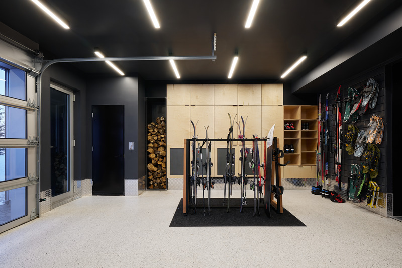 Dossier de presse | 1698-04 - Communiqué de presse | Chalet Bertha : un hôtel particulier perché au sommet du massif de Charlevoix - Perron - Design d’intérieur résidentiel - Garage - Dépot de ski - Crédit photo : Ulysse Lemerise
