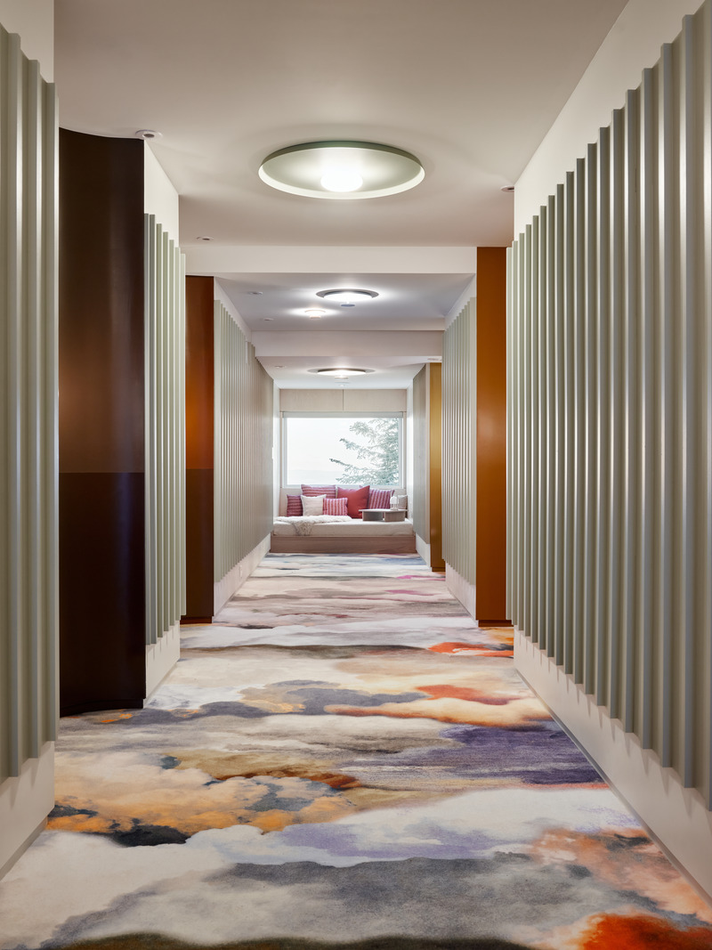 Dossier de presse | 1698-04 - Communiqué de presse | Chalet Bertha : un hôtel particulier perché au sommet du massif de Charlevoix - Perron - Design d’intérieur résidentiel - Corridor menant aux suites - Crédit photo : Ulysse Lemerise