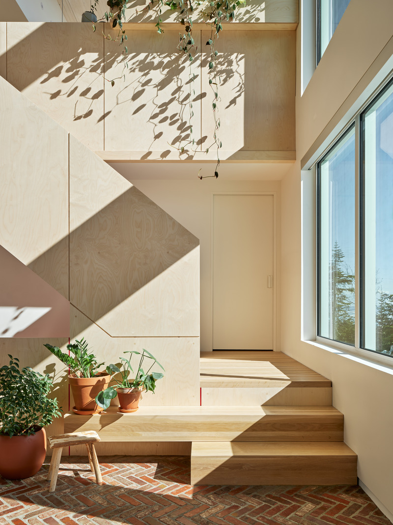 Dossier de presse | 1698-04 - Communiqué de presse | Chalet Bertha : un hôtel particulier perché au sommet du massif de Charlevoix - Perron - Design d’intérieur résidentiel - Escaliers vers niveau principale - Crédit photo : Ulysse Lemerise
