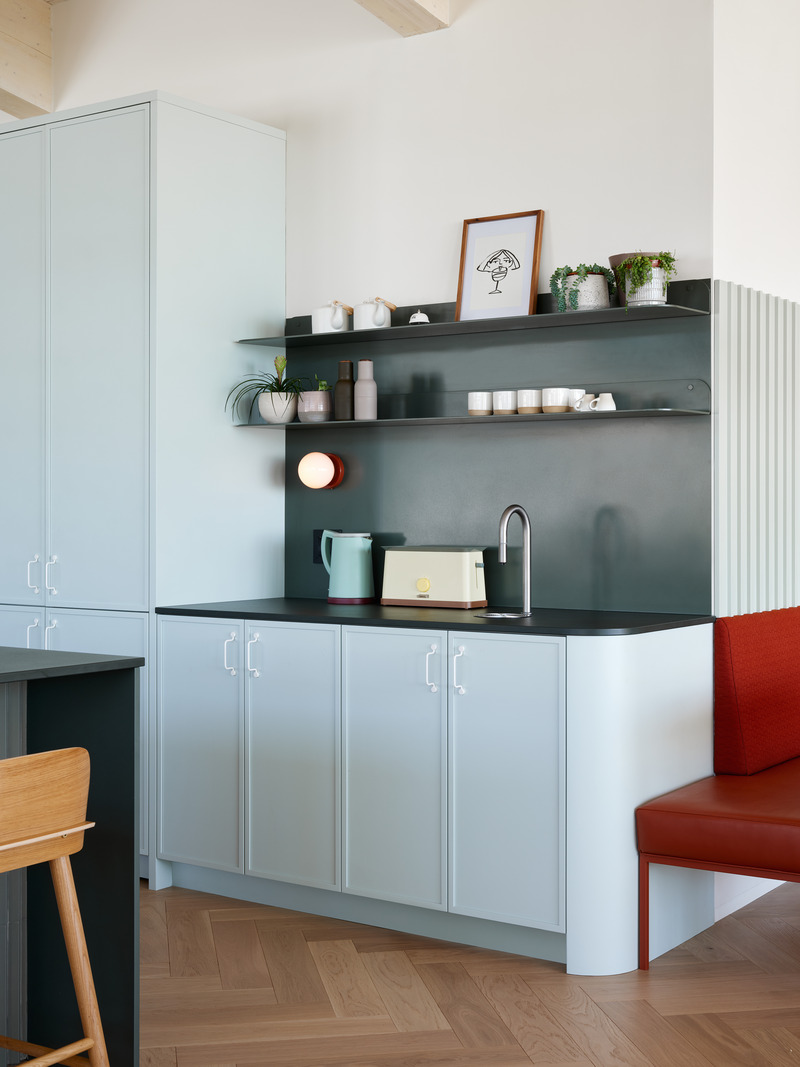 Dossier de presse | 1698-04 - Communiqué de presse | Chalet Bertha : un hôtel particulier perché au sommet du massif de Charlevoix - Perron - Design d’intérieur résidentiel - Coin Café - Crédit photo : Ulysse Lemerise