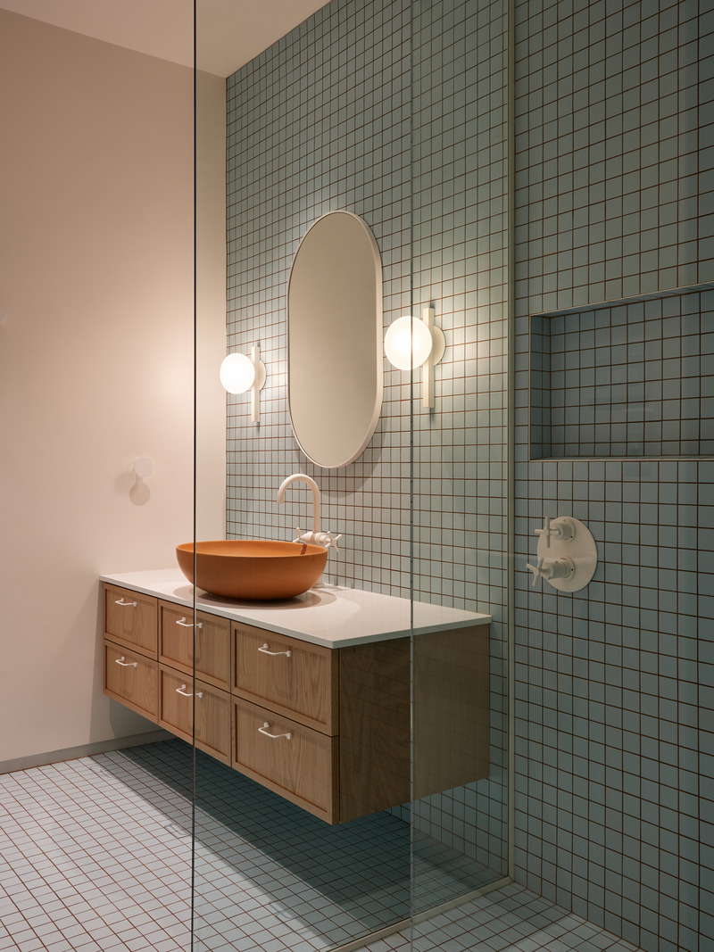 Dossier de presse | 1698-04 - Communiqué de presse | Chalet Bertha : un hôtel particulier perché au sommet du massif de Charlevoix - Perron - Design d’intérieur résidentiel - Salle de bain (suite) - Crédit photo : Ulysse Lemerise