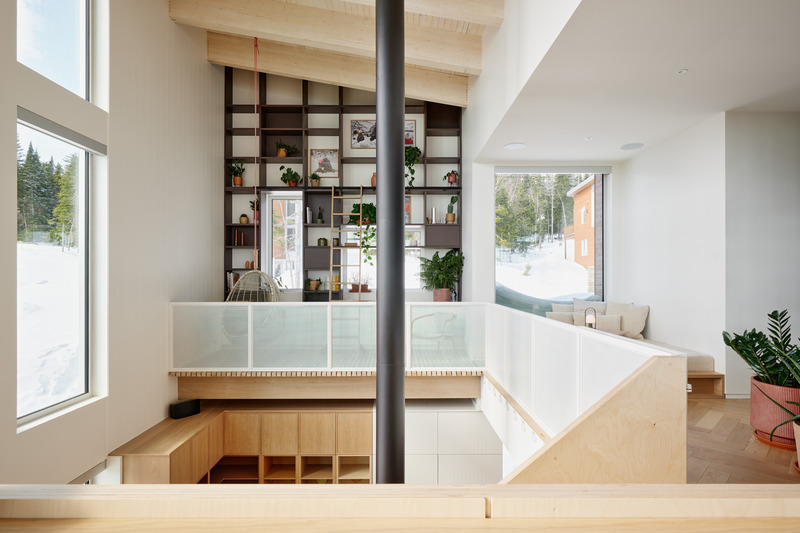Dossier de presse | 1698-04 - Communiqué de presse | Chalet Bertha : un hôtel particulier perché au sommet du massif de Charlevoix - Perron - Design d’intérieur résidentiel -   Mezzanine / Coin lecture  - Crédit photo : Ulysse Lemerise
