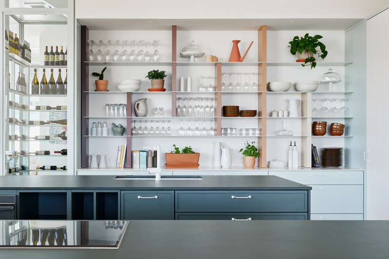 Dossier de presse | 1698-04 - Communiqué de presse | Chalet Bertha : un hôtel particulier perché au sommet du massif de Charlevoix - Perron - Design d’intérieur résidentiel - Cuisine - Crédit photo : Ulysse Lemerise