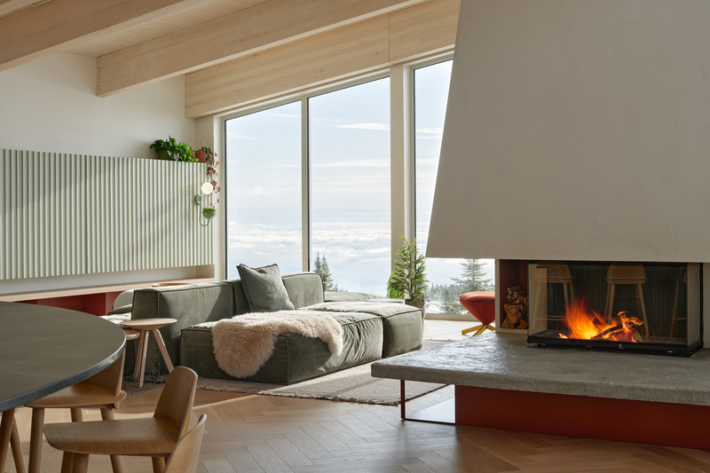 Dossier de presse | 1698-04 - Communiqué de presse | Chalet Bertha : un hôtel particulier perché au sommet du massif de Charlevoix - Perron - Design d’intérieur résidentiel - Foyer + Salon principale - Crédit photo : Ulysse Lemerise