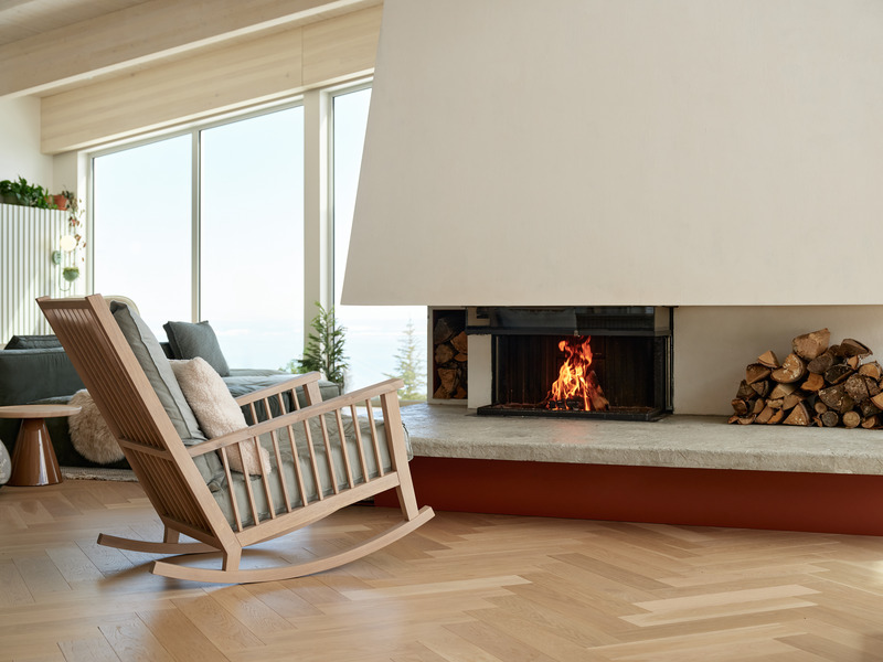 Dossier de presse | 1698-04 - Communiqué de presse | Chalet Bertha : un hôtel particulier perché au sommet du massif de Charlevoix - Perron - Design d’intérieur résidentiel - Coin Foyer - Crédit photo : Ulysse Lemerise