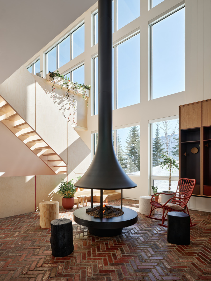 Dossier de presse | 1698-04 - Communiqué de presse | Chalet Bertha : un hôtel particulier perché au sommet du massif de Charlevoix - Perron - Design d’intérieur résidentiel - Espace après-ski - Crédit photo : Ulysse Lemerise