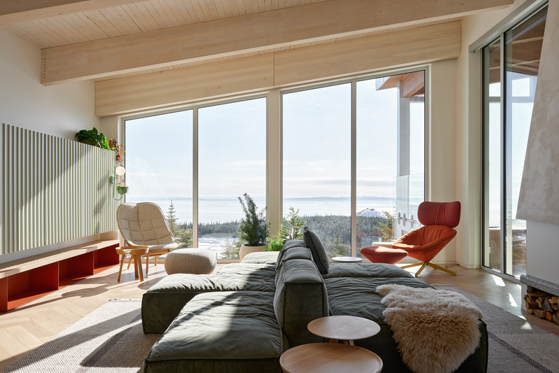 Dossier de presse | 1698-04 - Communiqué de presse | Chalet Bertha : un hôtel particulier perché au sommet du massif de Charlevoix - Perron - Design d’intérieur résidentiel - Salon panoramique principale - Crédit photo : Ulysse Lemerise
