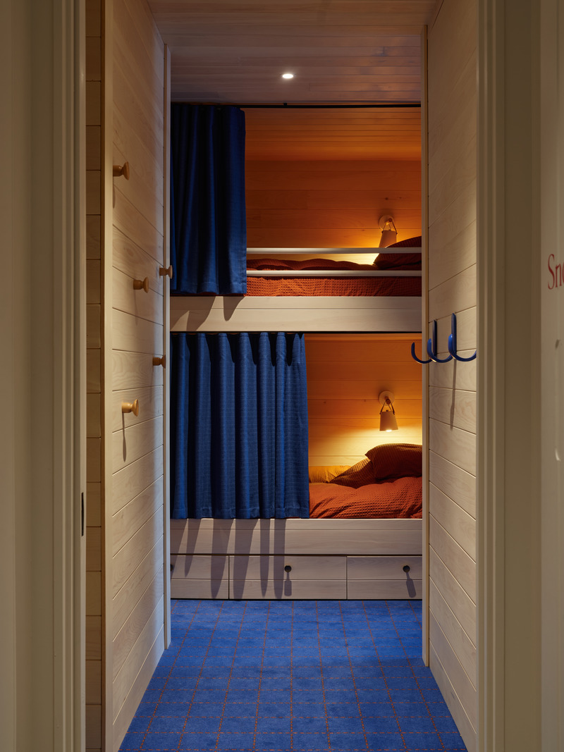 Dossier de presse | 1698-04 - Communiqué de presse | Chalet Bertha : un hôtel particulier perché au sommet du massif de Charlevoix - Perron - Design d’intérieur résidentiel - Dortoir - Crédit photo : Ulysse Lemerise