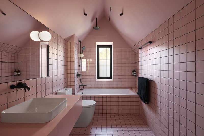 Dossier de presse | 2260-04 - Communiqué de presse | La Maison MBM - MXMA Architecture & Design + Chamberland Design - Architecture résidentielle - Salle de bain de l'ainée au grenier - Crédit photo :   Maxime Brouillet  