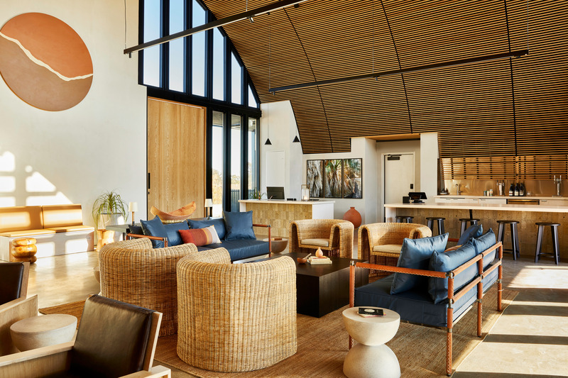 Dossier de presse | 2757-39 - Communiqué de presse | Narrative Design Studio Brings Chic Sophistication to Autocamp Zion and Joshua Tree’s Interiors - Narrative Design Studio - Design d’intérieur commercial -  <b><u>AutoCamp Joshua Tree:</u></b> Inspired by the surrounding landscape, the Clubhouse features natural wood and gray concrete floors along with statement pieces like a circular mural by Mojave Desert artist Ana DiGiallonardo.  - Crédit photo : Matt Kisiday