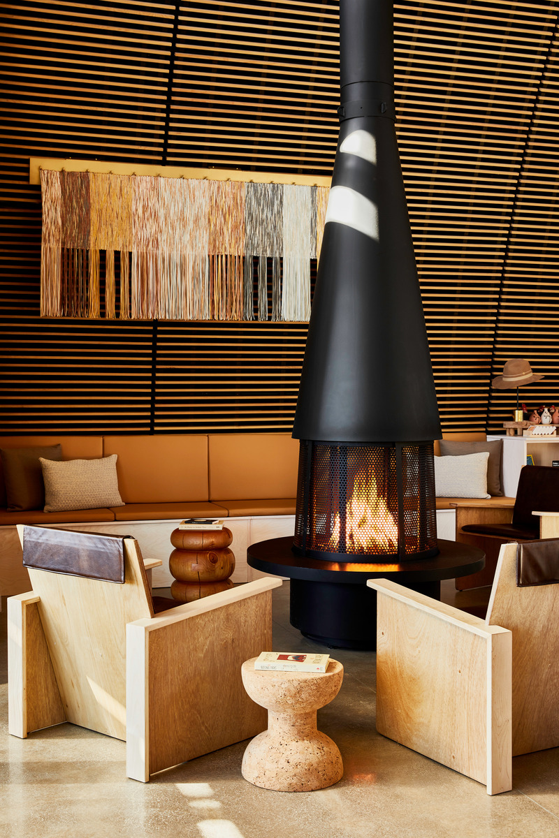 Dossier de presse | 2757-39 - Communiqué de presse | Narrative Design Studio Brings Chic Sophistication to Autocamp Zion and Joshua Tree’s Interiors - Narrative Design Studio - Design d’intérieur commercial - <b><u>AutoCamp Joshua Tree:</u></b> In the center of the room, contemporary woven chairs and a pair of sofas with leather-wrapped frames and waxed cotton cushions create a spot to relax around the fire.  - Crédit photo : Matt Kisiday