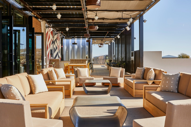 Dossier de presse | 2757-39 - Communiqué de presse | Narrative Design Studio Brings Chic Sophistication to Autocamp Zion and Joshua Tree’s Interiors - Narrative Design Studio - Design d’intérieur commercial -  <b><u>AutoCamp Joshua Tree:</u></b> The property’s outdoor spaces include a covered patio/lounge/bar with sand-timber and earth-toned furnishings and surfaces.  - Crédit photo : Matt Kisiday