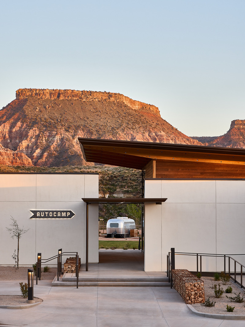Dossier de presse | 2757-39 - Communiqué de presse | Narrative Design Studio Brings Chic Sophistication to Autocamp Zion and Joshua Tree’s Interiors - Narrative Design Studio - Design d’intérieur commercial -  <p><b><u>AutoCamp Zion:</u></b> Designed by HKS, the Clubhouse's architecture carries clean lines and utilizes natural materials like wood and stone. Serving as the heart of the property, the low-slung structure blends seamlessly in with the surrounding Utah landscape, offering large expanses of glass inviting guests to enjoy uninterrupted views of natural beauty.</p>  - Crédit photo : Matt Kisiday