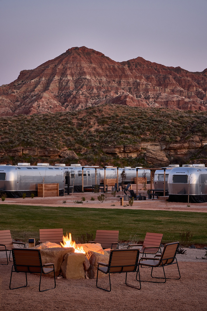 Dossier de presse | 2757-39 - Communiqué de presse | Narrative Design Studio Brings Chic Sophistication to Autocamp Zion and Joshua Tree’s Interiors - Narrative Design Studio - Design d’intérieur commercial -  <b><u>AutoCamp Zion:</u></b> A communal outdoor fire pit offers  guests a place to unwind and relax in-between the Clubhouse and Airstreams.  - Crédit photo : Matt Kisiday