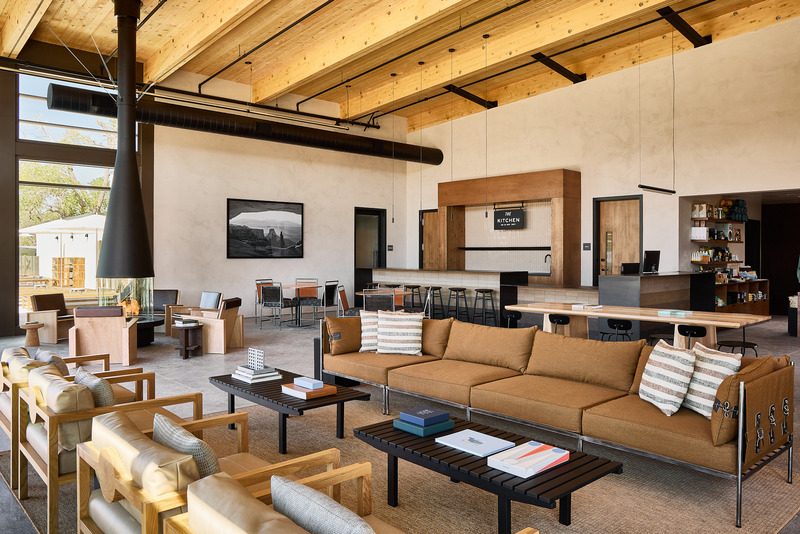 Dossier de presse | 2757-39 - Communiqué de presse | Narrative Design Studio Brings Chic Sophistication to Autocamp Zion and Joshua Tree’s Interiors - Narrative Design Studio - Design d’intérieur commercial -  <p><b><u>AutoCamp Zion:</u></b> The interiors emphasize earthy plaster, bronze tones, and warm wood, offering a seamless transition between the indoors and outdoors. Sustainable materials like cork adorn walls and furniture, further contributing to the tactile and eco-friendly atmosphere.</p>  - Crédit photo : Matt Kisiday
