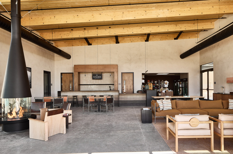Dossier de presse | 2757-39 - Communiqué de presse | Narrative Design Studio Brings Chic Sophistication to Autocamp Zion and Joshua Tree’s Interiors - Narrative Design Studio - Design d’intérieur commercial -  <b><u>AutoCamp Zion:</u></b> The Clubhouse is inspired by the brand's nod to mid-century modern architecture while weaving in elements influenced by the desert landscape.  - Crédit photo : Matt Kisiday