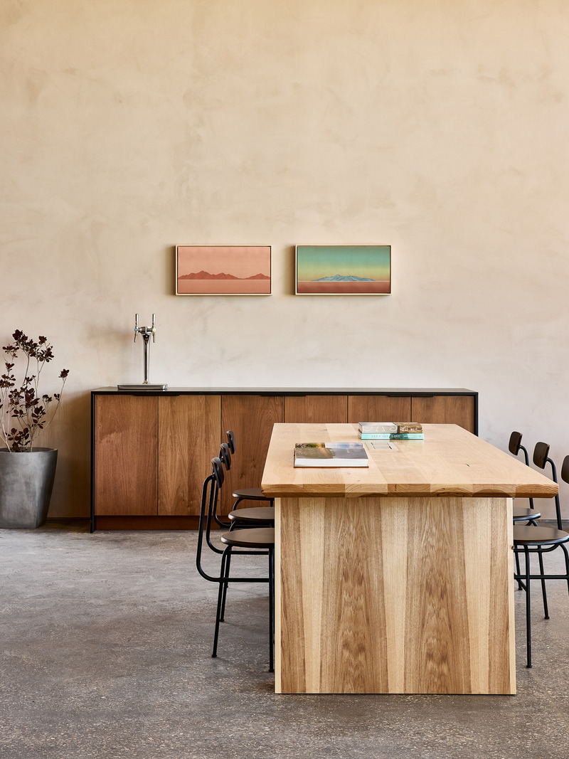 Dossier de presse | 2757-39 - Communiqué de presse | Narrative Design Studio Brings Chic Sophistication to Autocamp Zion and Joshua Tree’s Interiors - Narrative Design Studio - Design d’intérieur commercial - <b><u>AutoCamp Zion:</u></b> The tinges of stone, wood and cork throughout the Clubhouse serve as a harmonious contrast to the clean, midcentury modern design. - Crédit photo : Matt Kisiday