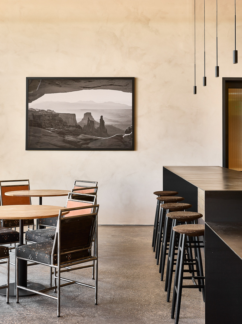 Dossier de presse | 2757-39 - Communiqué de presse | Narrative Design Studio Brings Chic Sophistication to Autocamp Zion and Joshua Tree’s Interiors - Narrative Design Studio - Design d’intérieur commercial -  <b><u>AutoCamp Zion:</u></b> View of the communal dining area where guests can enjoy meals from The Kitchen.   - Crédit photo : Matt Kisiday