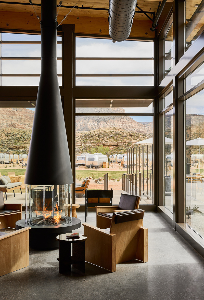 Dossier de presse | 2757-39 - Communiqué de presse | Narrative Design Studio Brings Chic Sophistication to Autocamp Zion and Joshua Tree’s Interiors - Narrative Design Studio - Design d’intérieur commercial -  <b><u>AutoCamp Zion:</u></b> The Clubhouse design features expansive windows that allow the surrounding red rock landscape to feel one with the space.  - Crédit photo : Matt Kisiday
