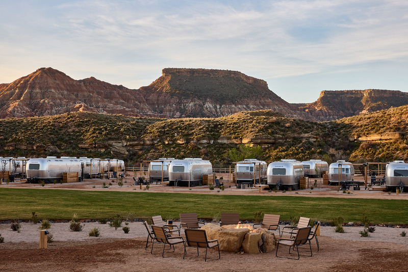 Dossier de presse | 2757-39 - Communiqué de presse | Narrative Design Studio Brings Chic Sophistication to Autocamp Zion and Joshua Tree’s Interiors - Narrative Design Studio - Design d’intérieur commercial -  <b><u>AutoCamp Zion:</u></b> The 16-acre glamping hub is located on the banks of the Virgin River.  - Crédit photo : Matt Kisiday