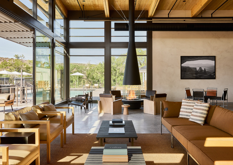 Dossier de presse | 2757-39 - Communiqué de presse | Narrative Design Studio Brings Chic Sophistication to Autocamp Zion and Joshua Tree’s Interiors - Narrative Design Studio - Design d’intérieur commercial -  <b><u>AutoCamp Zion:</u></b> Narrative Design Studio’s color palette for the Clubhouse was inspired by the red rocks of Southern Utah.  - Crédit photo : Matt Kisiday