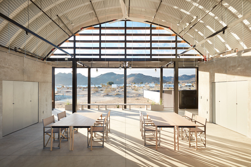 Dossier de presse | 2757-39 - Communiqué de presse | Narrative Design Studio Brings Chic Sophistication to Autocamp Zion and Joshua Tree’s Interiors - Narrative Design Studio - Design d’intérieur commercial -  <b><u>AutoCamp Joshua Tree:</u></b> The Clubhouse also includes a multipurpose event space for guests and large gatherings.   - Crédit photo : Mariko Reed