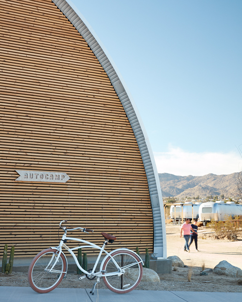 Dossier de presse | 2757-39 - Communiqué de presse | Narrative Design Studio Brings Chic Sophistication to Autocamp Zion and Joshua Tree’s Interiors - Narrative Design Studio - Design d’intérieur commercial -  <b><u>AutoCamp Joshua Tree:</u></b> The property is located in the town of Joshua Tree – on the border of Joshua Tree National Park.  - Crédit photo : Mariko Reed